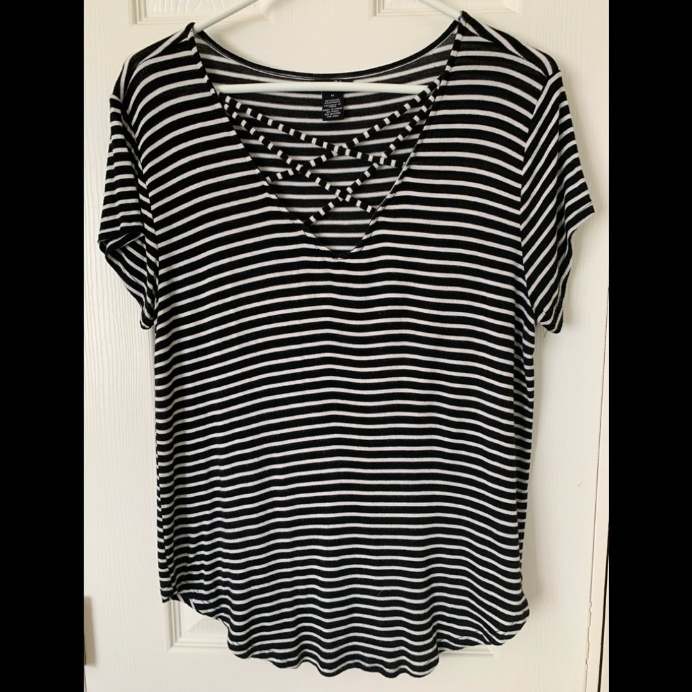 Rue 21 Shirt Criss Cross V Neck Curved Hem Rayon Stripes Black White Women’s M - Picture 4 of 10